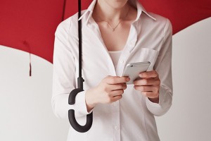 phone-brella-by-kt-design-means-you-can-now-text-in-the-rain-01