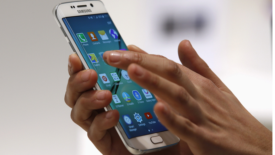 A hostess displays the new Samsung Galaxy S6 Edge smartphone during the Mobile World Congress in Barcelona March 2, 2015. Ninety thousand executives, marketers and reporters gather in Barcelona this week for the telecom operators Mobile World Congress, the largest annual trade show for the global wireless industry. REUTERS/Gustau Nacarino (SPAIN - Tags: BUSINESS SCIENCE TECHNOLOGY) - RTR4RSM8