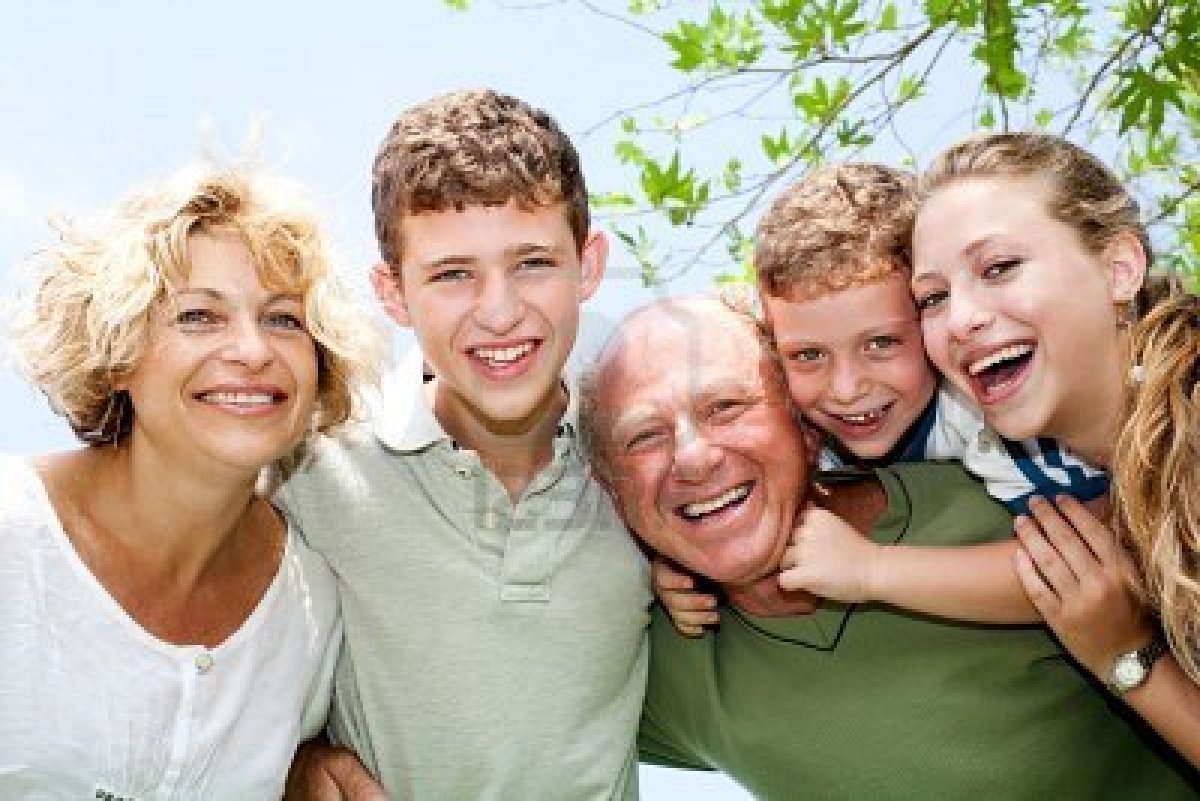 7673595-close-up-disparo-de-una-familia-feliz-en-el-parque-mirando-c-mara