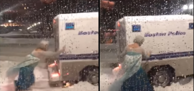 "La princesa Elsa" de "Frozen" ayuda a policías a desatascar su camión.