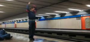 Un empleado técnico del metro de la Ciudad de México diviérte a sus compañeros y a la gente con unos pasos de baile que te harán el día.