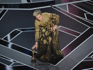 El hombre que intentó robar el Oscar de Frances McDormand, ganadora en la categoría Mejor Actriz, fue captado en un video que ahora sale a la luz