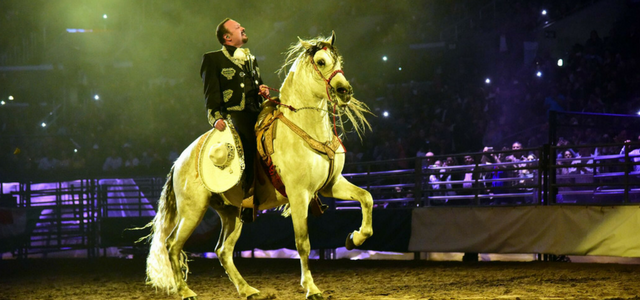 Sin lugar a dudas, el espectáculo de Jaripeo Sin Fronteras es el regreso a las raíces de Pepe Aguilar, quien ofrece a lado de sus hijos.