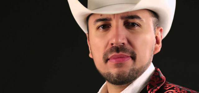 El cantante de norteño banda, Fidel Rueda, platica cómo prepara con mucho detalle todo lo que hace para sus seguidores.