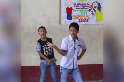 Un video se ha hecho popular en las redes sociales pues se trata de dos niños bailando de manera muy divertida con motivo del día de las madres.