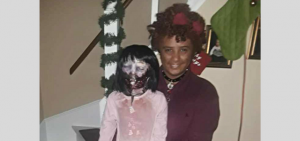 Joven se enamora de su muñeca zombie y planea casarse con ella