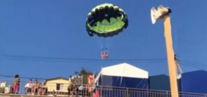 Pareja se electrocuta durante paseo en paracaídas y se vuelve viral