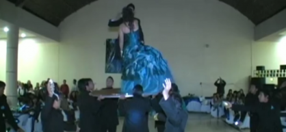 Quinceañera en pleno vals enseña todito y se hace viral