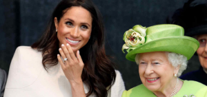 La reina Isabel II rompe el protocolo por complacer a Meghan Markle