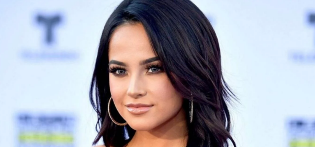 Becky G es fuertemente atacada por mostrarse al natural