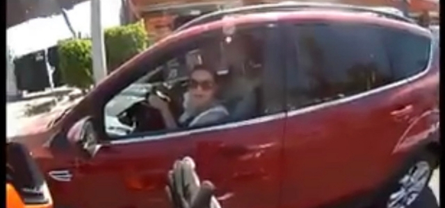 Mujer se hace viral tras discutir con motociclista y chocar