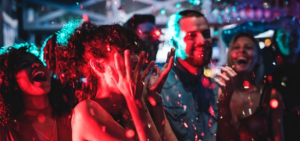 Salir de fiesta es bueno para la salud y la ciencia lo confirma