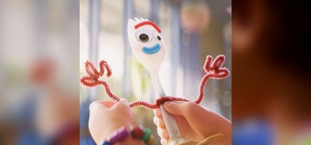 Un hombre fue captado vendiendo a “Forky”