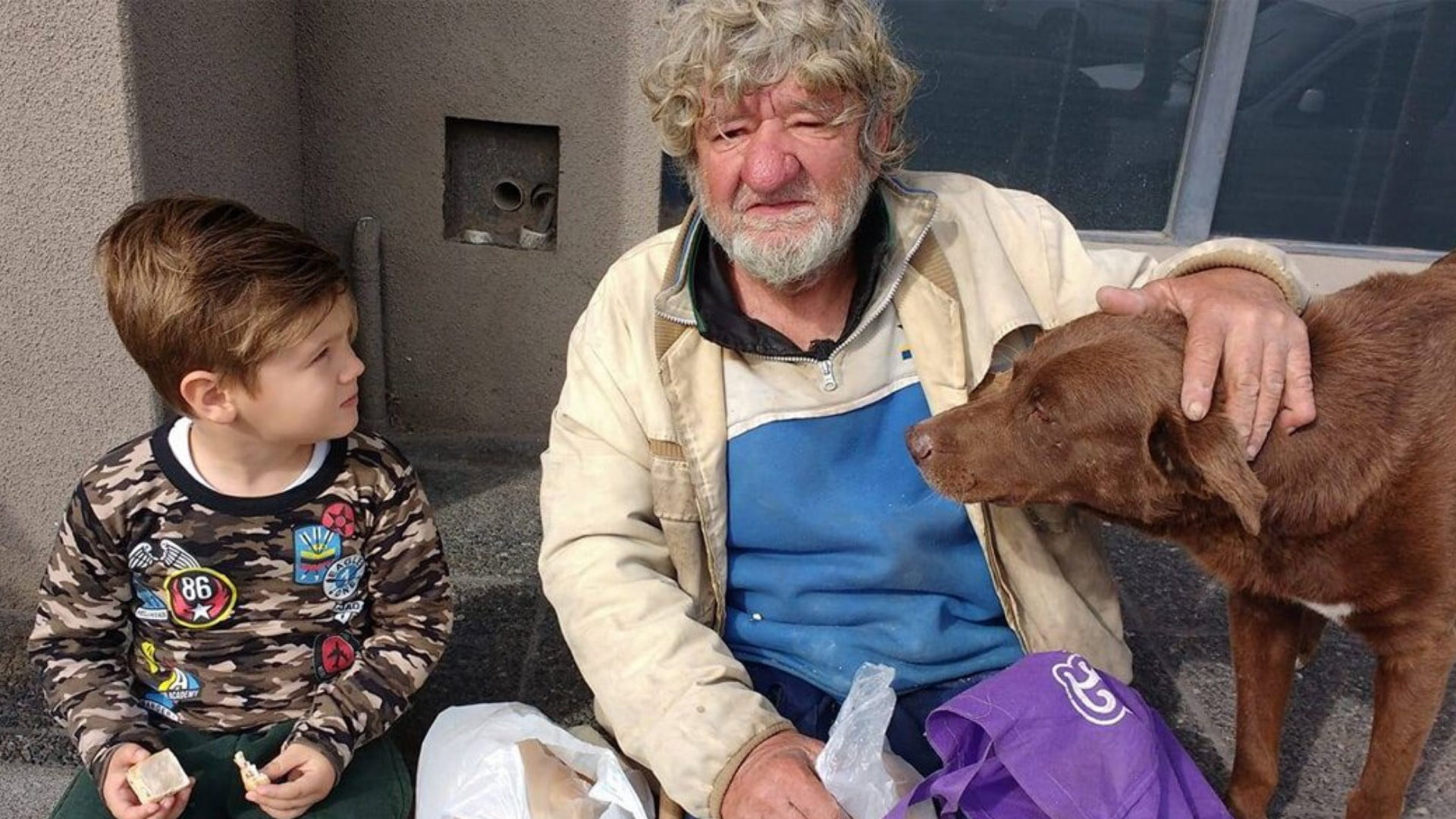 Pequeño niño convence a sus papás de adoptar a un abuelito de la calle