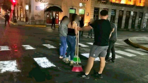 Por hacer fiesta en cuarentena, los ponen a barrer y pintar las calles