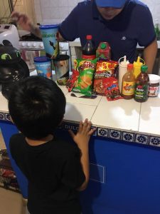 Niño extraña ir al cine y sus papás hacen uno en casa con todo y dulcería