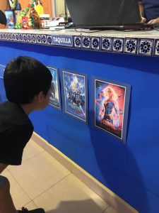 Niño extraña ir al cine y sus papás hacen uno en casa con todo y dulcería