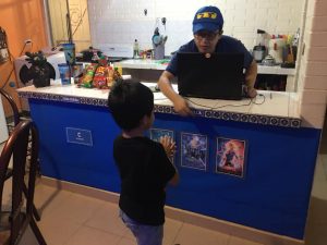 Niño extraña ir al cine y sus papás hacen uno en casa con todo y dulcería