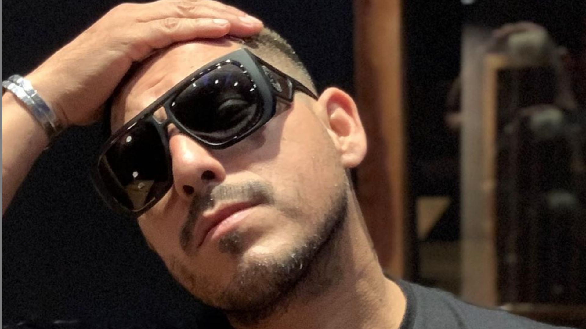 Espinoza Paz comparte foto del pasado con un conmovedor mensaje