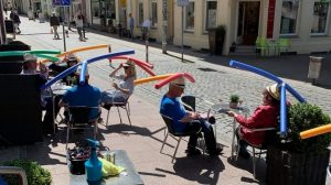 utilizan-sombreros-con-flotadores-para-asegurar-el-distanciamiento-social