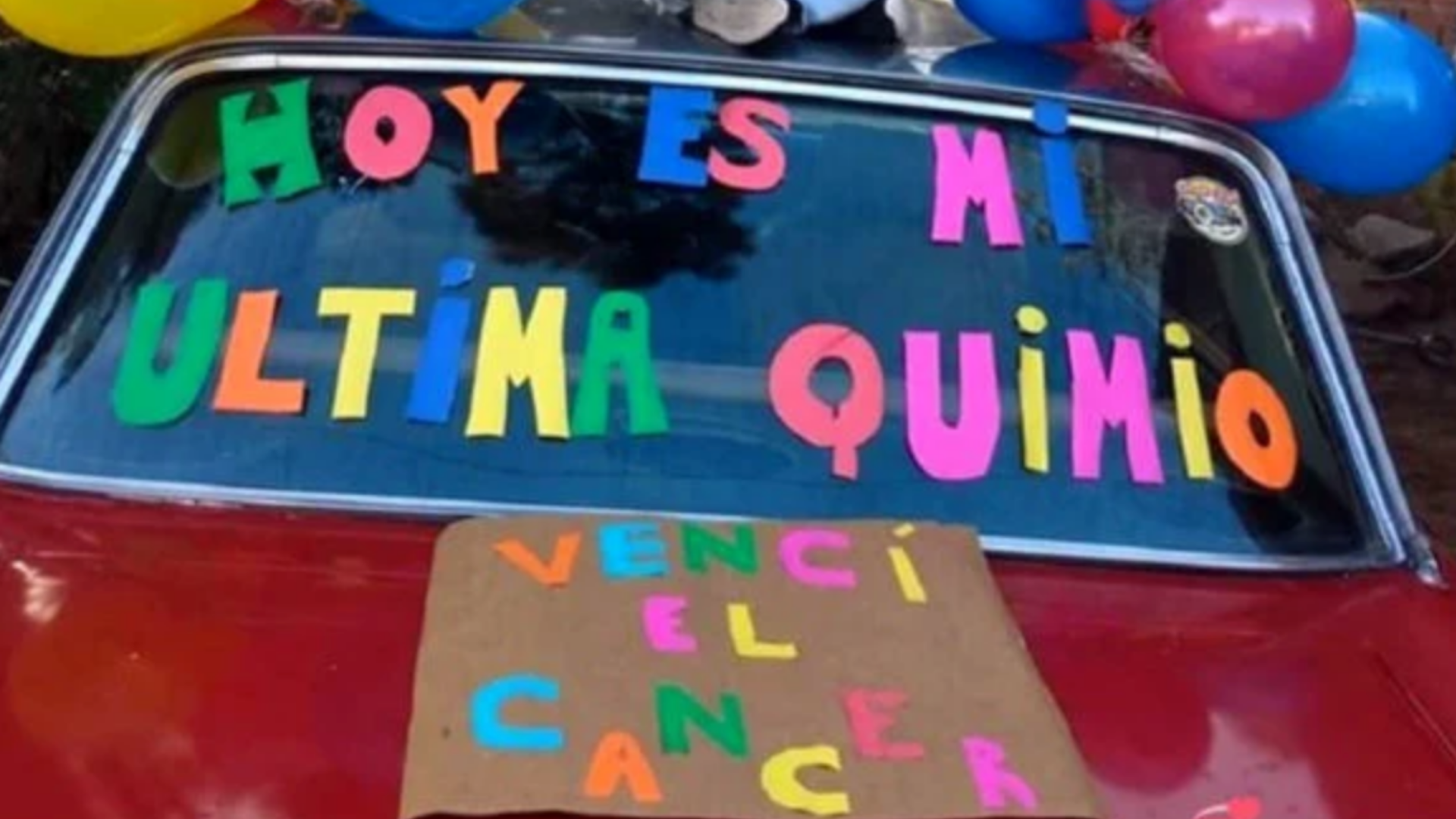 Pequeño festeja su última quimio con globos y carteles