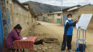 Maestro camina 10km diario para dar clase a sus alumnos casa por casa