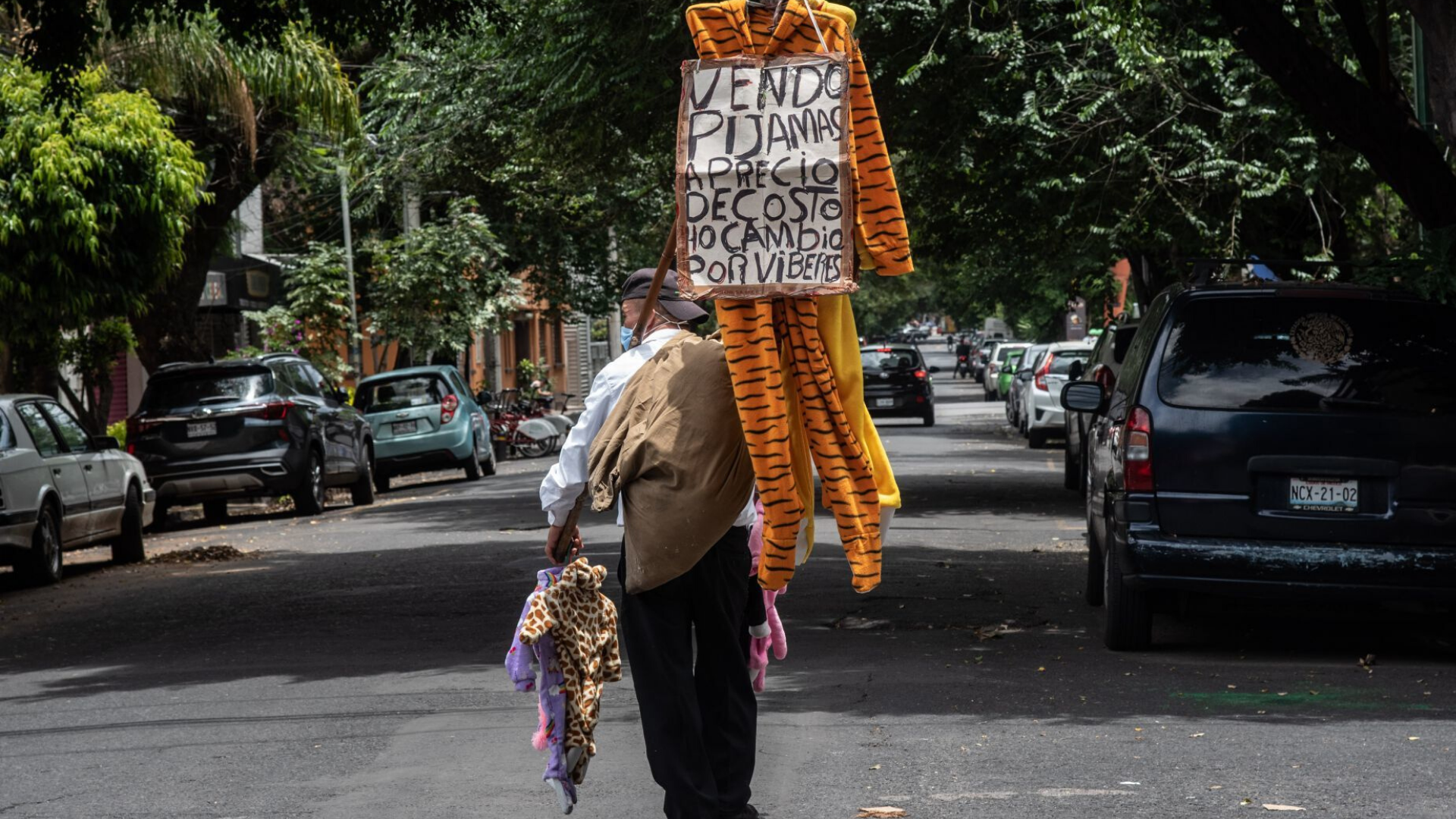 Abuelito intercambia ropa por víveres en las calles de la CDMX