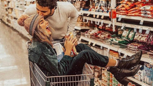 Formas para que tu novio de acompañe de compras