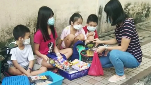 Pequeños venden fideos en la calle para ayudar a sus papás