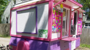 Niña emprende su negocio de dulces en una camionetita reciclada