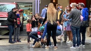 Captan paseando a tigre en el centro comercial de Antara