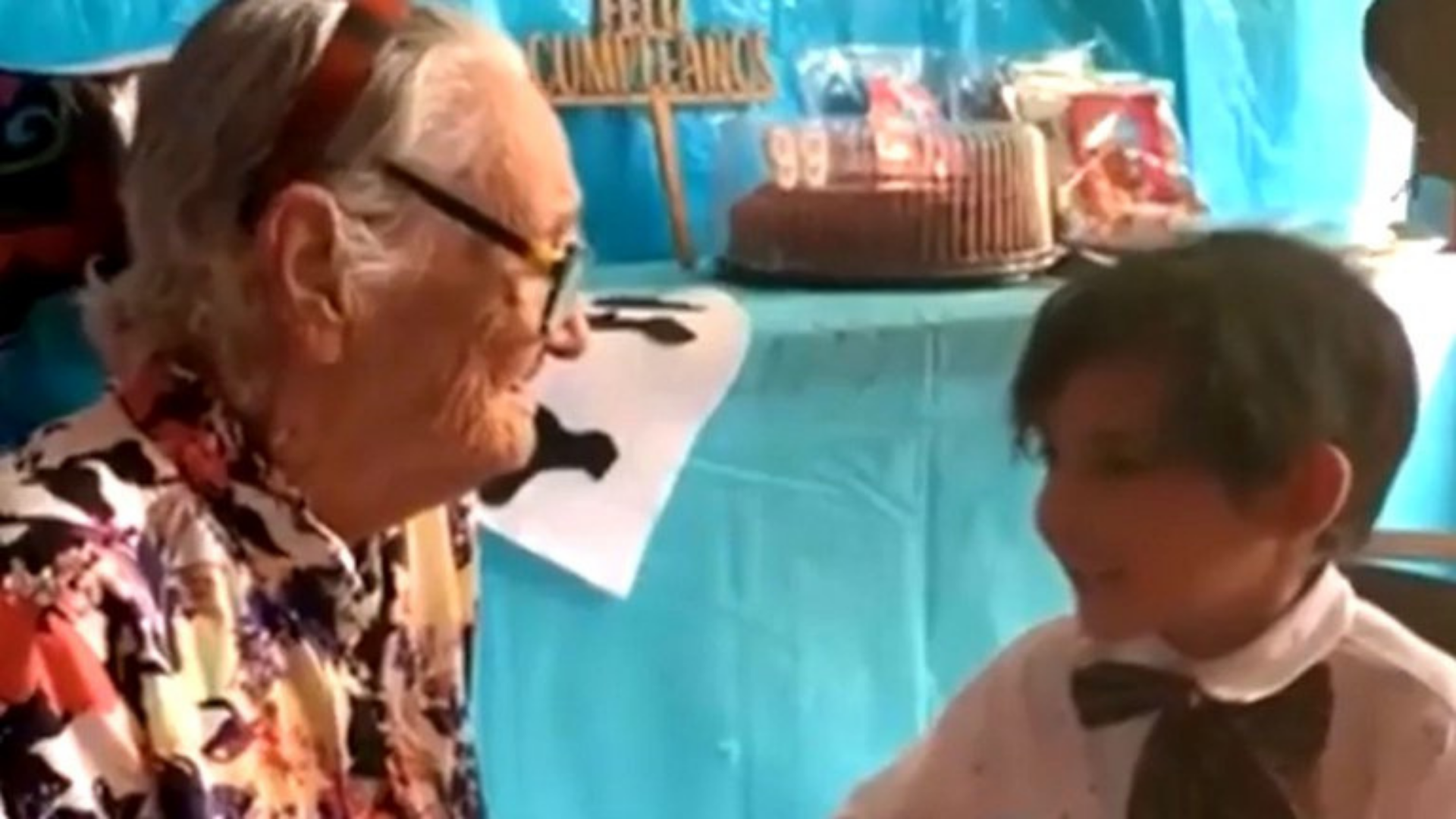 Pequeño canta “Recuérdame” a bisabuelita y roba corazones