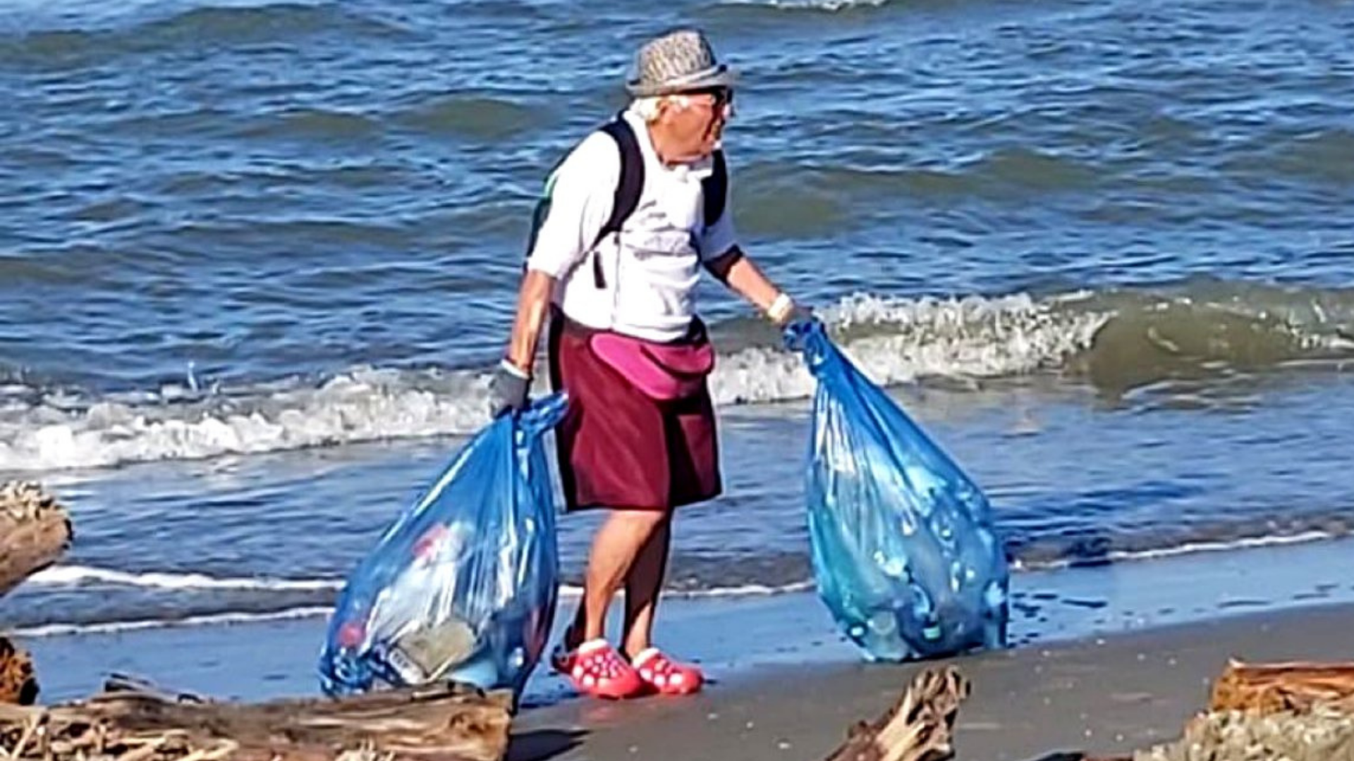 Abuelito retirado dedica su tiempo a recoger basura de las playas