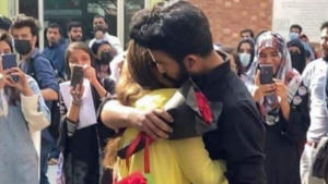 Alumna le pide matrimonio a su novio en la Universidad y los expulsan