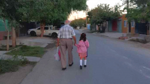 Abuelito llevó a su bisnieta a su primer día de clases y enterneció las redes