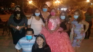 Quinceañera con cáncer ofrece la comida de su fiesta a migrantes