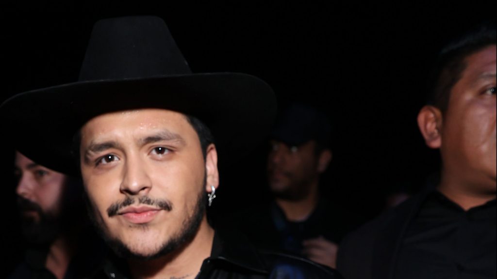 Christian Nodal se hace radical cambio de look y así luce ahora