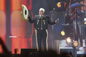 CIUDAD DE MÉXICO, 17ABRIL2016.- Ayer por la noche el cantante de música ranchera Vicente Fernández se despidió de los escenarios, con un concierto en el Estadio Azteca llamado "Un Azteca en el Azteca", el ídolo de generaciones estuvo acompañado de su hijo Alejandro Fernández, en una velada ante más de 85 mil asistentes. FOTO: ANTONIO CRUZ /CUARTOSCURO.COM