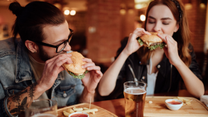 Le pide el divorcio a su esposo por olvidar llevarle una hamburguesa