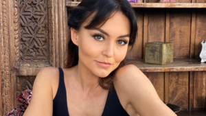 Angelique Boyer se pasea solita en la playa y luce lindo traje de baño