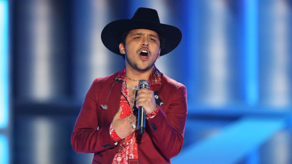 Aparece doble de Christian Nodal y causa impacto en las redes