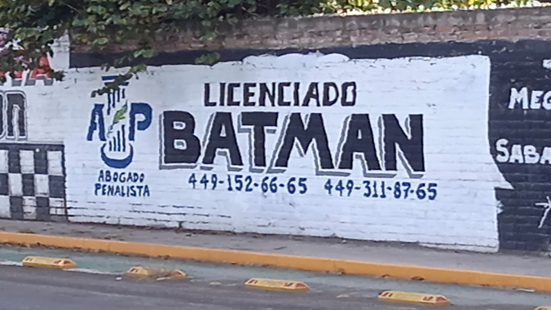 Abogado se promociona como 'Licenciado Batman'