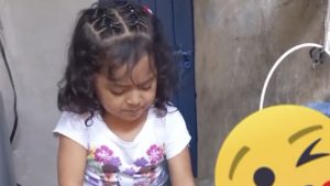 Niña cantando Qué agonía