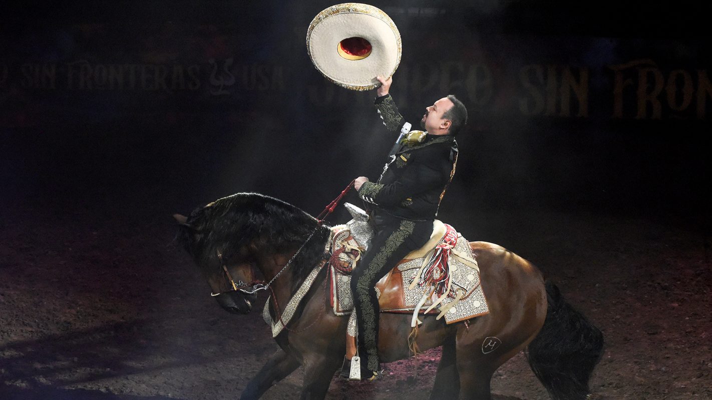 Pepe Aguilar celebra