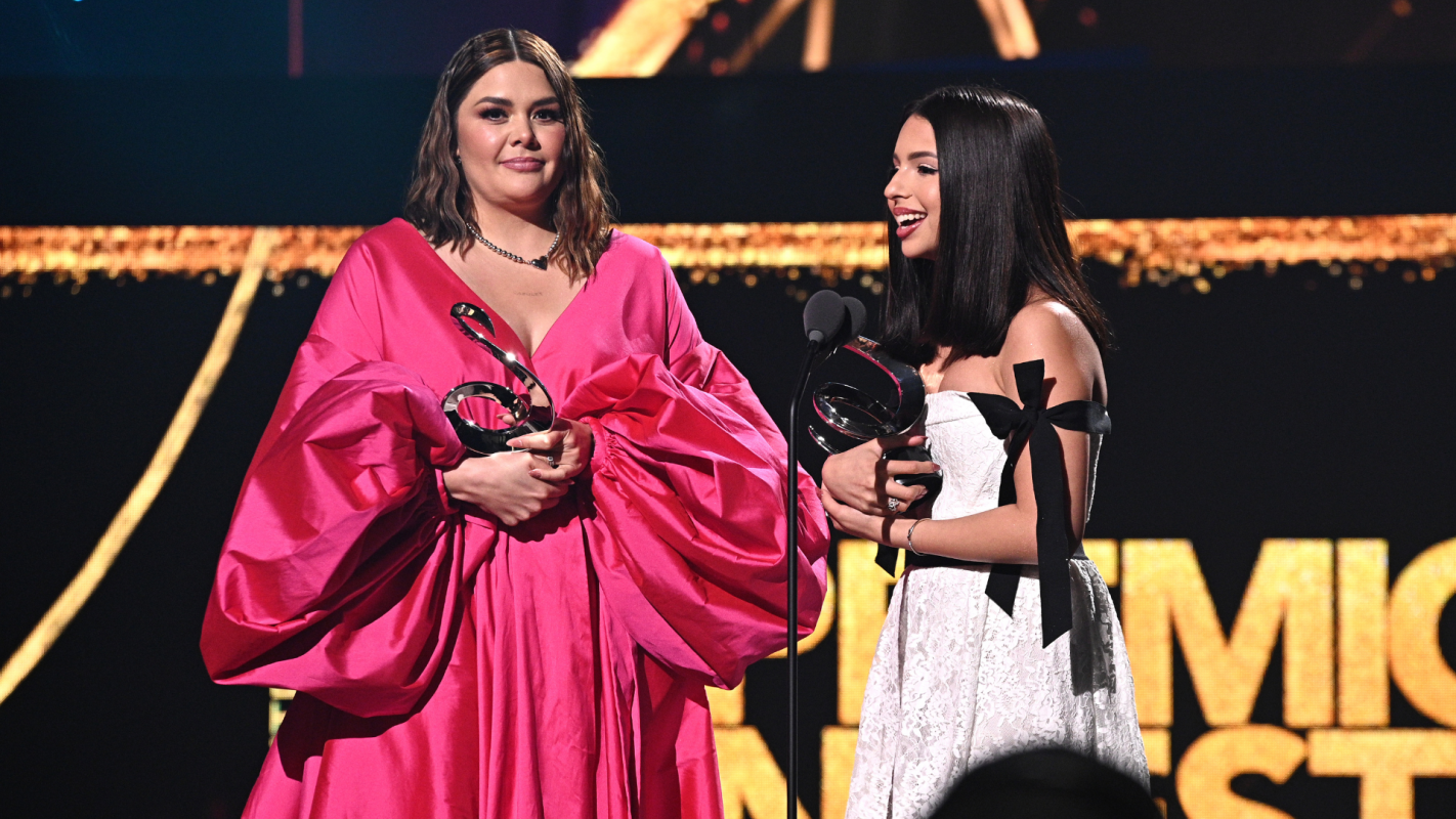 Angela y Yuridia ganan premio