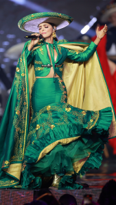 Ana Barbara en premios de la radio con un traje charro color verde