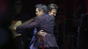 Los Temerarios se abrazan