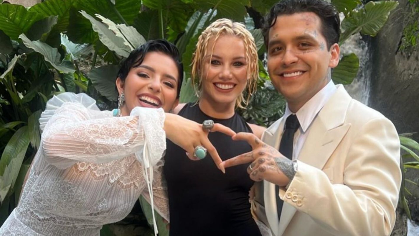 Ángela Aguilar, Christian Nodal y Mónica Corgan disfrutando de la boda