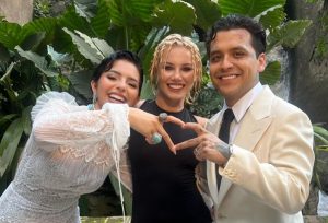 Ángela Aguilar, Christian Nodal y Mónica Corgan disfrutando de la boda