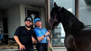 Canelo Álvarez le regalo un caballo a Conriquez